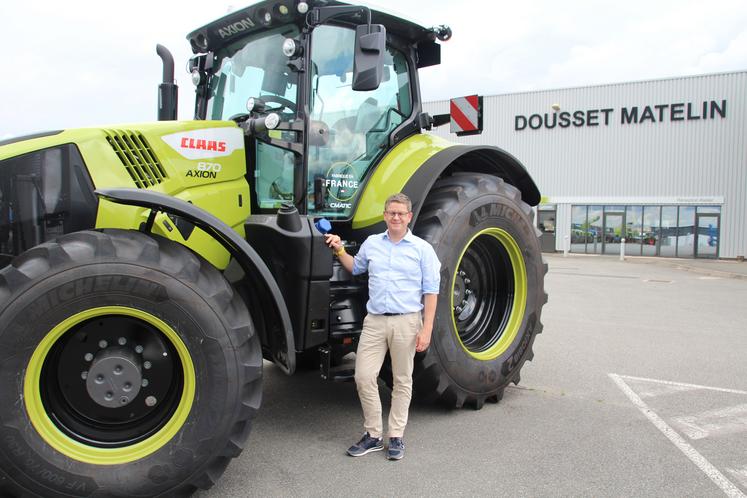 Werner Berger, président de Serco France, devant un tracteur de 300 chevaux, faisant partie des modèles de la marque Claas les plus récents.