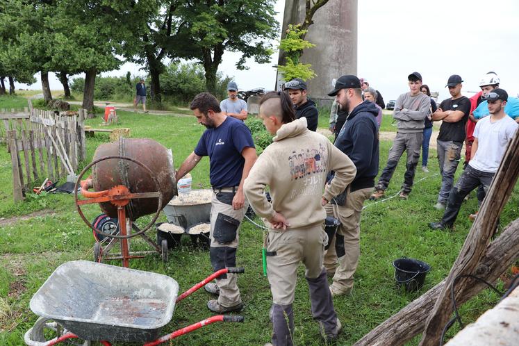 Le chanvre peut être utilisé de plusieurs façons différentes : en laine comme isolant et en béton, sous forme de plaques ou de blocs. La journée Main à la pâte, à destination des professionnels du bâtiment a permis de se familiariser avec ce matériau assez nouveau.