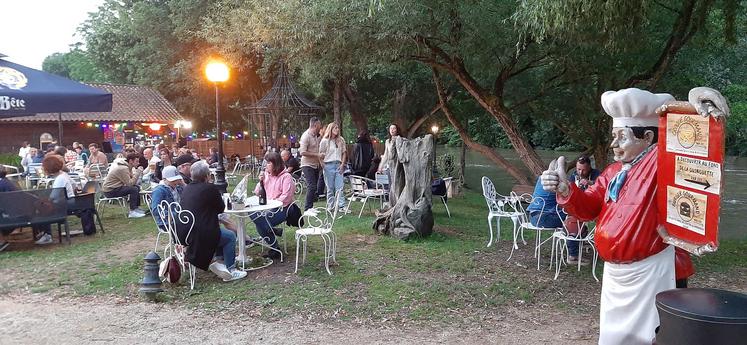 La guinguette de La Ferme du Pont à Dissay est ouverte du jeudi au samedi de 17h à minuit et le dimanche de 12h à 19h.