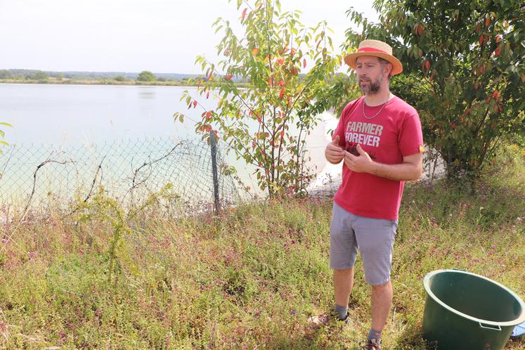 Guillaume Chamouleau sur le site de sa réserve d'irrigation (et à côté d'une bassine). "L'évaporation est un faux problème. C'est moins de 5 % du volume", insiste l'agriculteur.