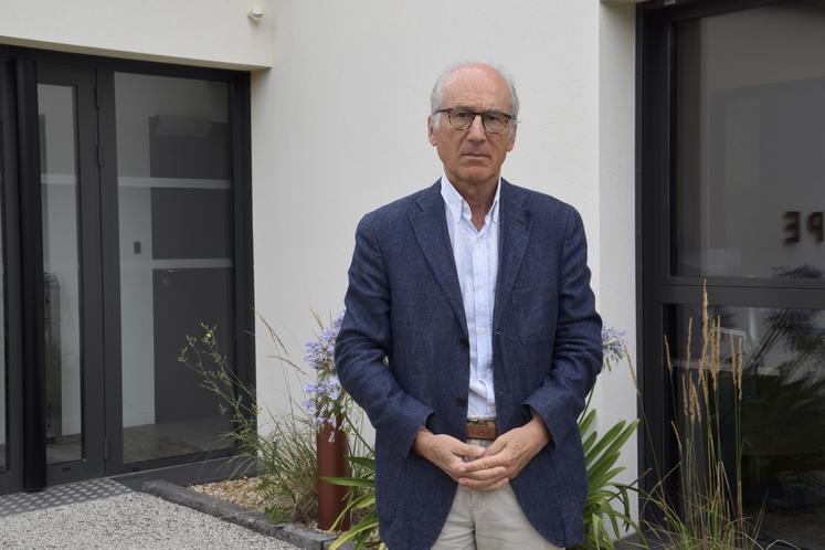 François Bonneau, sénateur de la Charente, devant sa permanence à Rouillac.