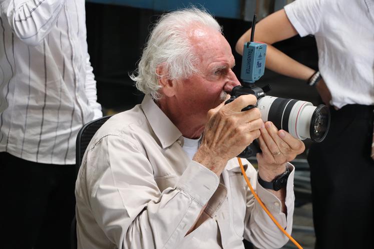 Le photographe Yann Arthus-Bertrand a installé son studio à Fléac, les 11 et 12 juillet à l'agence Agape.