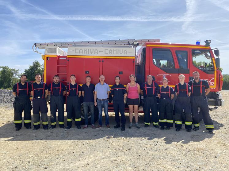 L'équipe des sapeurs-pompiers professionnels et volontaires mobilisés pour l'exercice, autour de Cécile Rimbaud et Jean-Marc Renaudeau, président de la chambre d'agriculture des Deux-Sèvres.