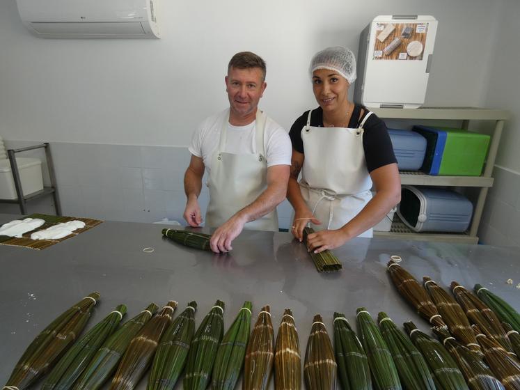 Sébastien Renoux (ici avec sa saisonnière Jessica) est le dernier fromager préparant des jonchées à partir de joncs naturels.