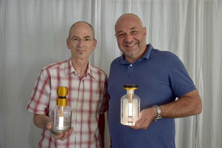 Larry Skoller et Alban Petiteaux présentent les deux prototypes de leur invention : Solentra.