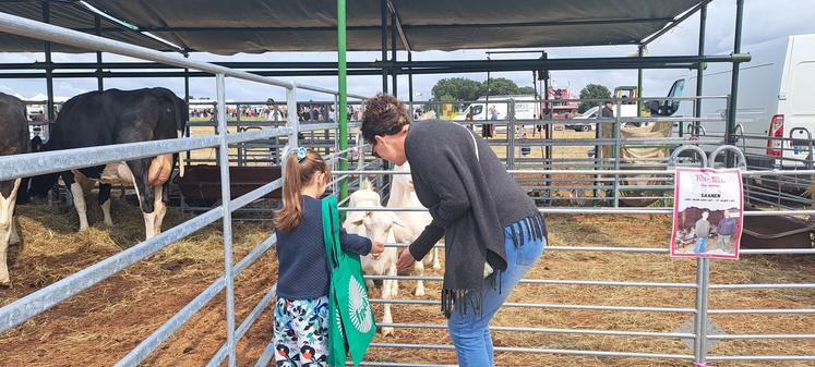 Alexandra et sa fille étaient très heureuses de venir voir les animaux. En tant que femme d'agriculteur elle aime cet évènement, « c'est chouette de venir ici, cela permet de décompresser après les moissons ».