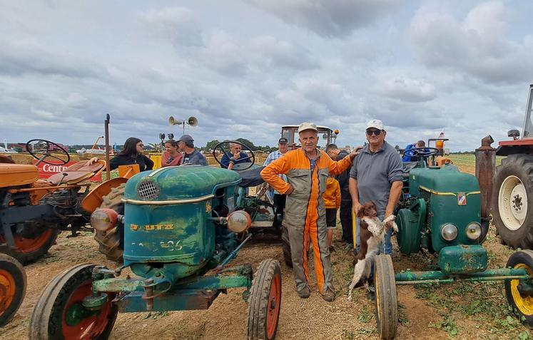 Un défilé d'anciens tracteurs a déambulé autour des visiteurs. Régis Martin est l'heureux propriétaire de plus d'une cinquantaine d'engins. Pour le défilé, il en a ramené 12. Heureusement il avait du monde avec lui pour piloter.