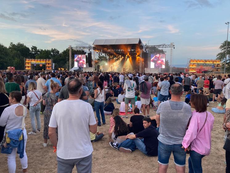 Certains festivaliers écoutaient les concerts paisiblement assis dans l'herbe, ce qui n'était pas possible avant, sur le bitume des Quais.