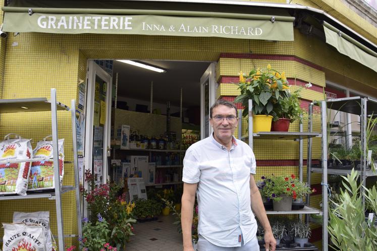 Alain Richard tient la Graineterie Richard, rue de Barbezieux à Chalais.