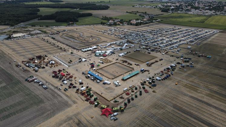 Le parking prévu pour cette édition était bien plus grand que l'an passé à Échillais... Mais il s'est bien rempli, comme en témoigne cette vue aérienne !