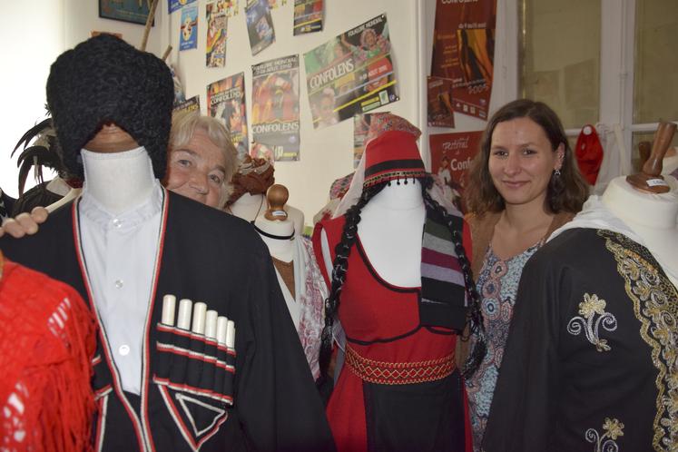 Christine Coursaget et Delphine Gard, du Festival de Confolens, au milieu des costumes traditionnels collectionnés au fil des ans, et qui feront l'objet d'une exposition.