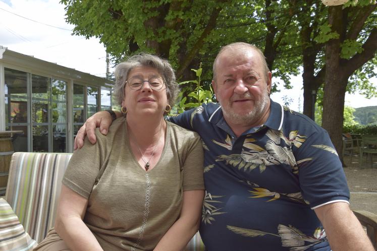 Sandrine et Erick Boux sur la terrasse de leur restaurant, à Soyaux.