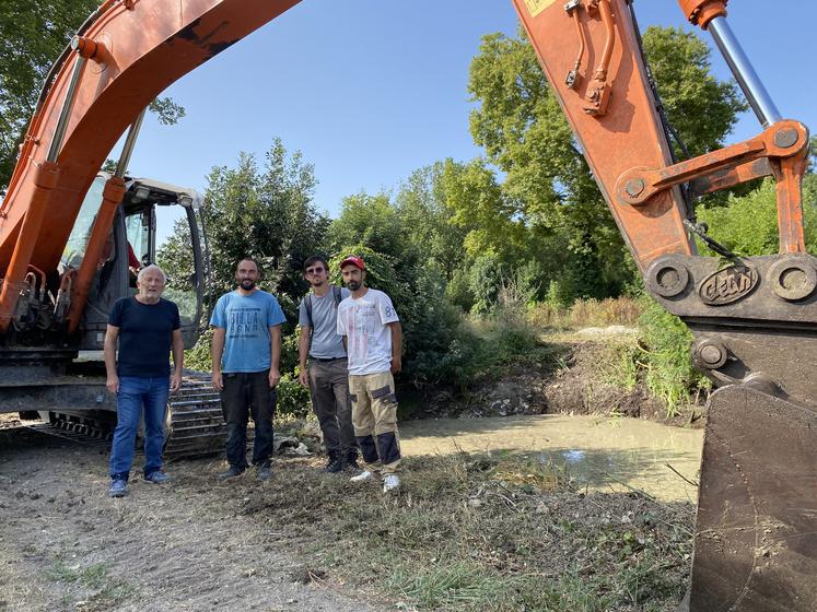 Guy Merceron (asso Parlons-en), Guillaume Magherman, Marc Bruneau (DSNE) et Marc Laval font se rejoindre des enjeux de vitalité rurale, agriculture et biodiversité autour de la mare de l'exploitation maraîchère.