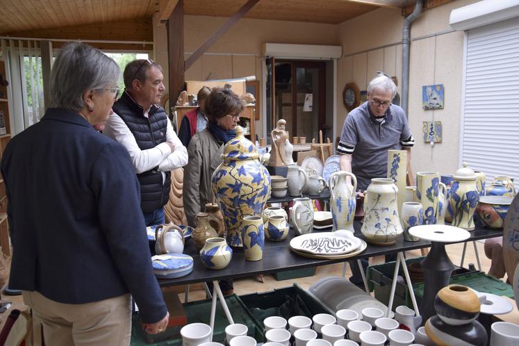 Jacques Marchand a présenté ses œuvres et fait visiter son atelier aux représentants de la Chambre de métiers et à des élus.