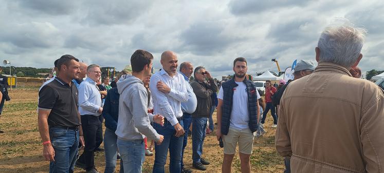 Thomas Ricard, le sous-préfet de Montmorillon, Gérard Herbert, le maire de Chauvigny, Étienne Brun-Rovet, le secrétaire général de la préfecture de la Vienne et Pascal Lecamp, le député de la 3e circonscription de la Vienne étaient présents pour l'inauguration de la fête de la Terre 2024.