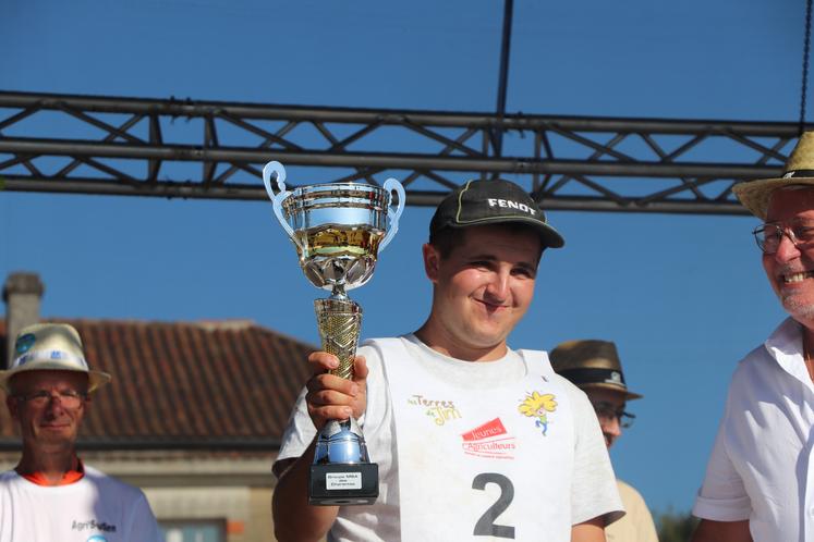 Alexandre Mazeaud, vainqueur du concours régional de labour à plat lors de la Fête de la Terre à l'Oisellerie les 24 et 25 août 2024lors de la Fête de la Terre à l'Oisellerie les 24 et 25 août 2024