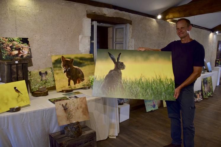 Philippe Giret présente son tableau de chasse : des photographies animalières prises sur le vif dans la campagne du Sud Charente.