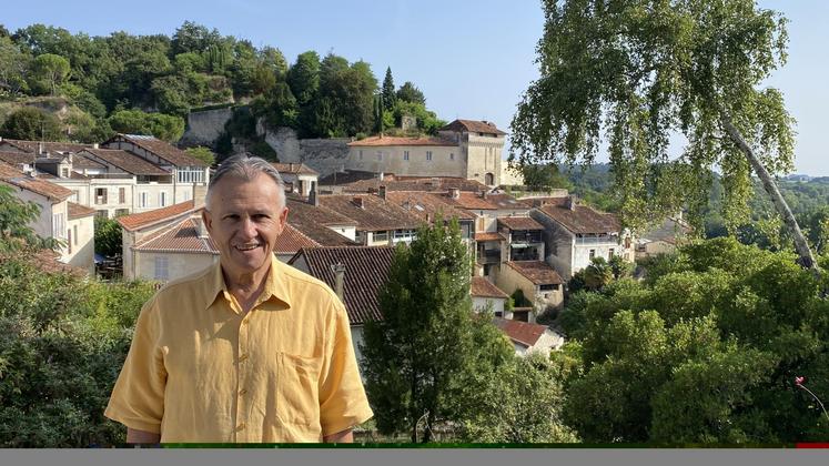 Charles Audoin, maire et président de l'Office de tourisme du sud-Charente note que le village accueille une grande diversité de nationalité. "C'est une chance pour Aubeterre", estime l'élu