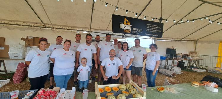 C'est avec le sourire que les bénévoles des jeunes agriculteurs ont distribués plus de 1600 repas lors du week-end. Un demi melon, un burger local et un yaourt du coin ont rassasié tout le monde.