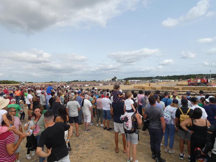 Lors de chaque course de moiss'batt' cross, la foule a répondu présent et s'est amassée le long des grilles.