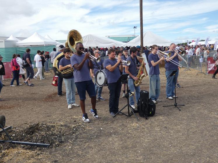 De petits orchestres ont assuré l'ambiance tout au long du week-end ; une démonstration de cors de chasse a même eu lieu le dimanche.