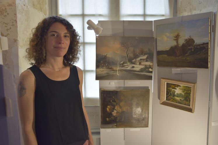 Leslie Gaillard est restauratrice de tableaux, installée à Cierzac, en Charente-Maritime.