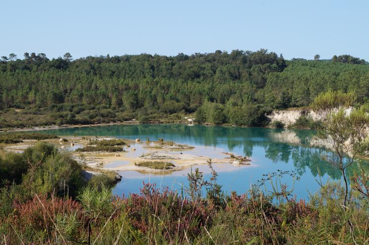 Un lac qui cache bien son jeu, avec une eau aussi translucide qu'acide (pH inférieur à 3). Il y est interdit de se baigner sous peine de démangeaisons, d'irritations et... d'amende de quatrième classe (750 euros).