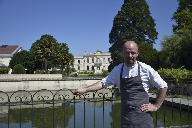 Le chef Anthony Carballo dans le parc de l'hôtel La Nauve, à Cognac.