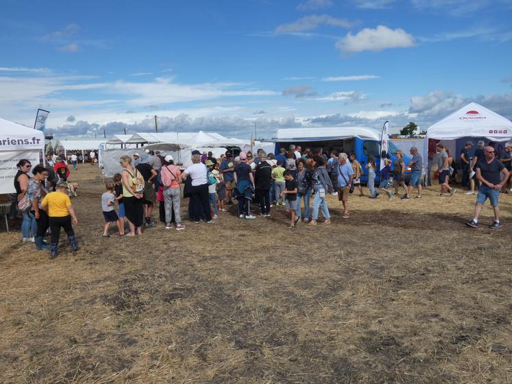 Le retour du beau temps a encouragé les visites et les achats... Par exemple ici, une longue file d'attente pour les glaces !