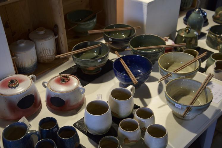 Des céramiques sont exposées au cloître.