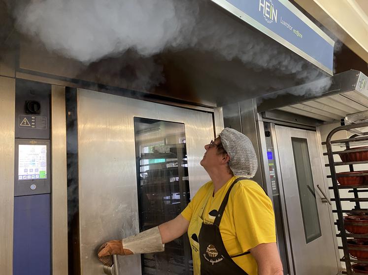 Ouverture du four après la cuisson à 290 °C des tourteaux fromagés.