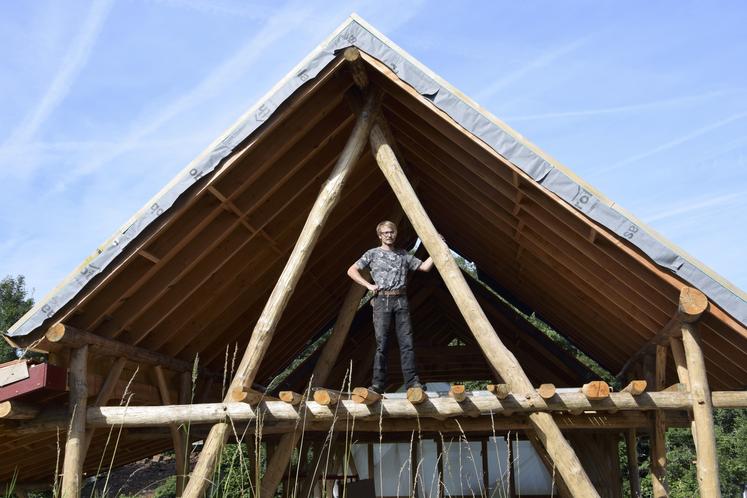 Cyril Jallerat construit sa maison en châtaignier à Parzac.