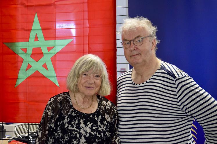 La réalisatrice Marie-France Brière et le producteur Dominique Besnehard. Les co-délégués du Festival du film francophone d'Angoulême posent devant un drapeau marocain, dont le cinéma est mis en avant cette année.