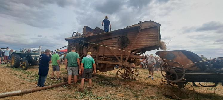 Pour les yeux des petits comme des grands, une ancienne batteuse a été remis en service. De quoi montrer comment on travaillait à l'époque.