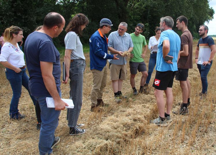 Jour de broyage de la paille de lin. Texture, poussière, densité... tous les sujets sont abordés avec les techniciens de Grand Poitiers et Terrena, au centre, le responsable d'exploitation de Dalkia (avec la casquette). À ses côtés, Philippe Largean et en face (T-shirt bleu) l'agriculteur Jean-Michel Meunier.