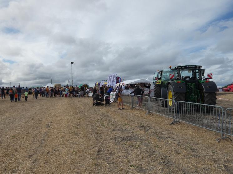 Attirant toujours de nombreux jeunes, les baptêmes de tracteurs sont l'occasion de discussions entre les professionnels et le grand public sur les réalités du métier.