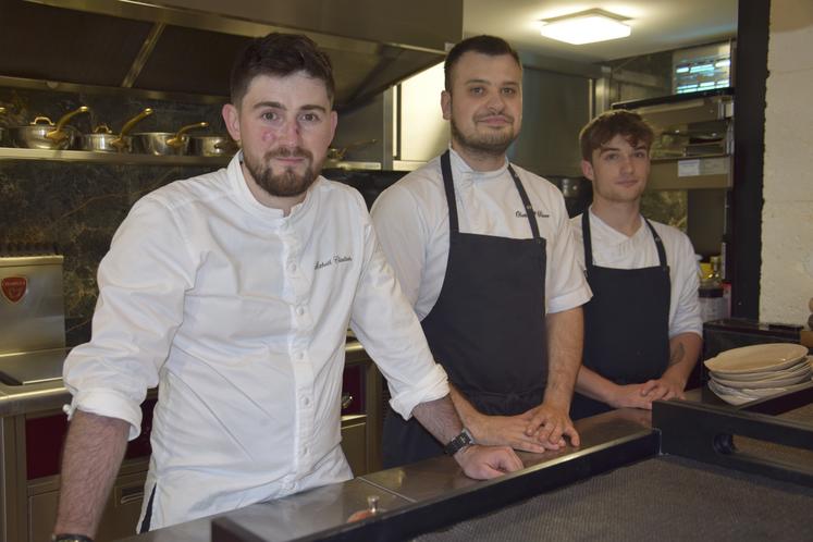 De gauche à droite : le chef Mickael Clautour, Pierre Okotnikoff, chef de partie, et Ethan Plaize, stagiaire.