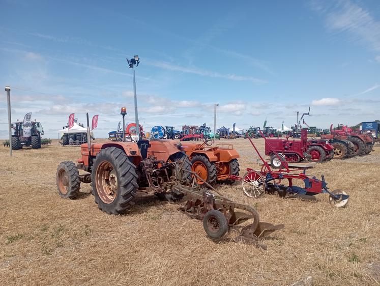 Des matériels anciens côtoyaient les tracteurs de dernière génération.