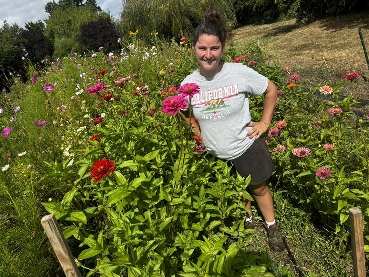 Estelle Henry produit des légumes, mais aussi des fleurs qu'elle vend aux fleuristes locaux ou organisateurs de mariages.