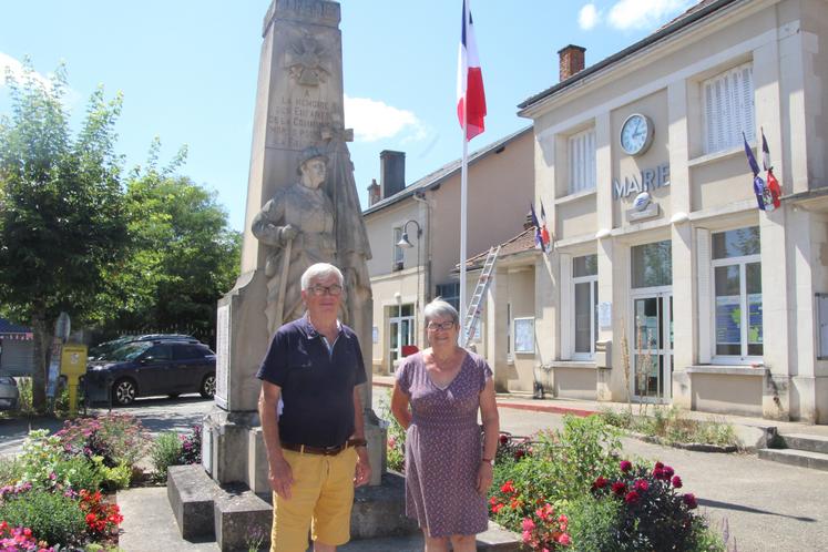 Gilles et Annette Bossebœuf finalisent les préparatifs de la journée de commémoration.