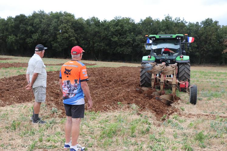 Spectateurs lors du concours départemental de labour lors de la Fête de la Terre à l'Oisellerie les 24 et 25 août 2024 lors de la Fête de la Terre à l'Oisellerie les 24 et 25 août 2024