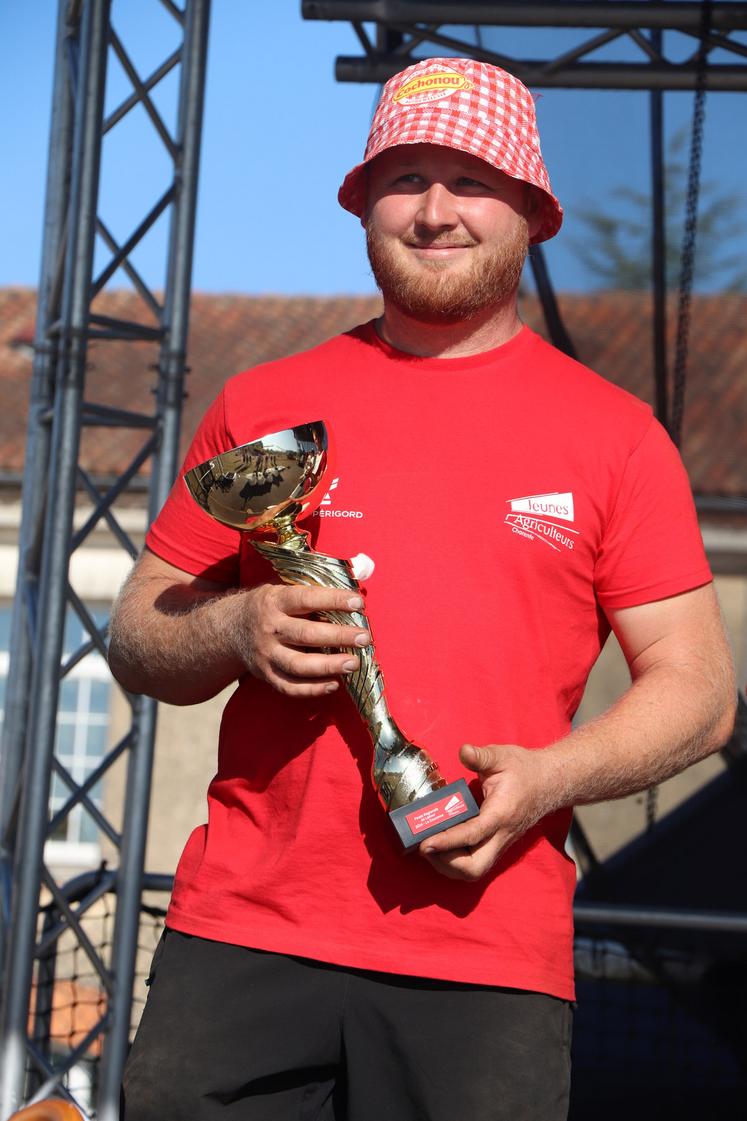 Valentin Gasselin, vainqueur du concours départmental de labour et deuxième au régional