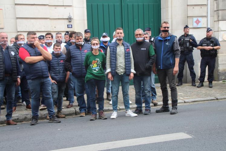 Les agriculteurs se sont rendus, bâillonnés, devant le tribunal administratif.