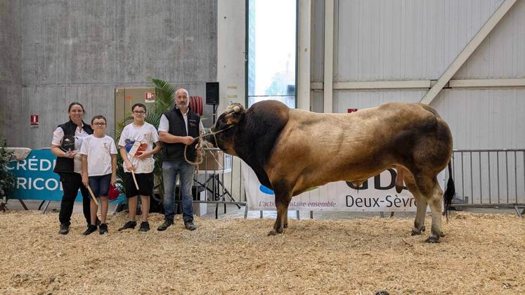 Audrey Bonneau, Hervé Delion et leurs enfants, ont remporté le prix de championnat mâle adulte avec leur taureau Rankine.