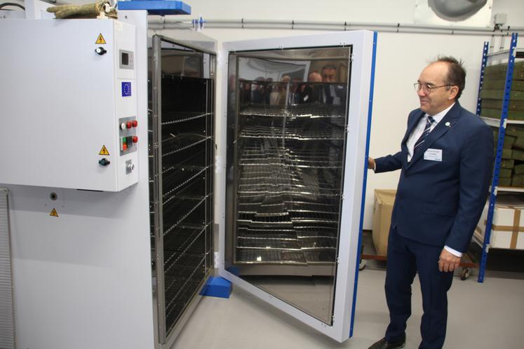 Abraham Escobar Gutiérrez, président du centre Inrae Nouvelle Aquitaine-Poitiers, devant l'une des deux nouvelles étuves.