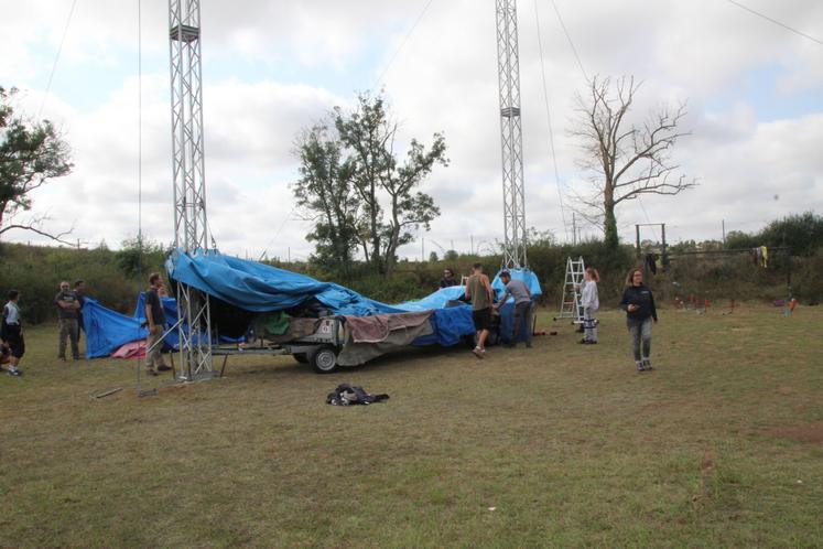 Depuis 1 mois, c'est l'effervescence sur le site de La Regratterie où les bénévoles et salariés installent les structures et les décors. Ici le chapiteau, en début de semaine.