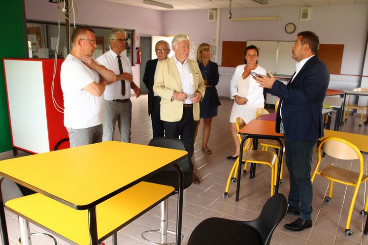 Lundi, des élus du Département, conduits par Alain Pichon, sont allés dans les collèges de Saint-Gervais-Les-Trois-Clochers, L'Isle-Jourdain, et Saint-Savin (photo).