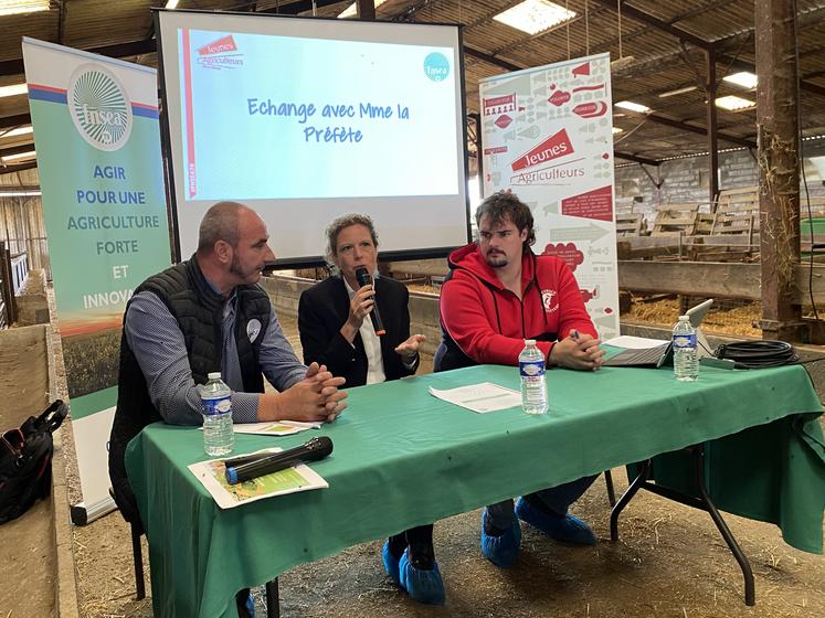 Emmanuelle Dubée, préfète des Deux-Sèvres, a échangé près de 3 h avec les agriculteurs. À ses côtés, Denis Mousseau (à g.) , président de la Fnsea 79, et Aidan Roberts (à dr.), nouvellement élu secrétaire général de JA 79.