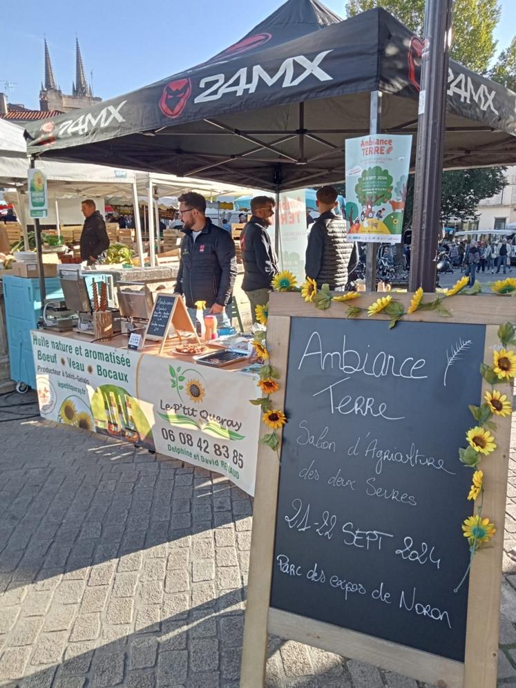 Le samedi 14 septembre, les organisateurs, agriculteurs bénévoles, ont commencé à "ambiancer" le parvis des Halles de Niort.