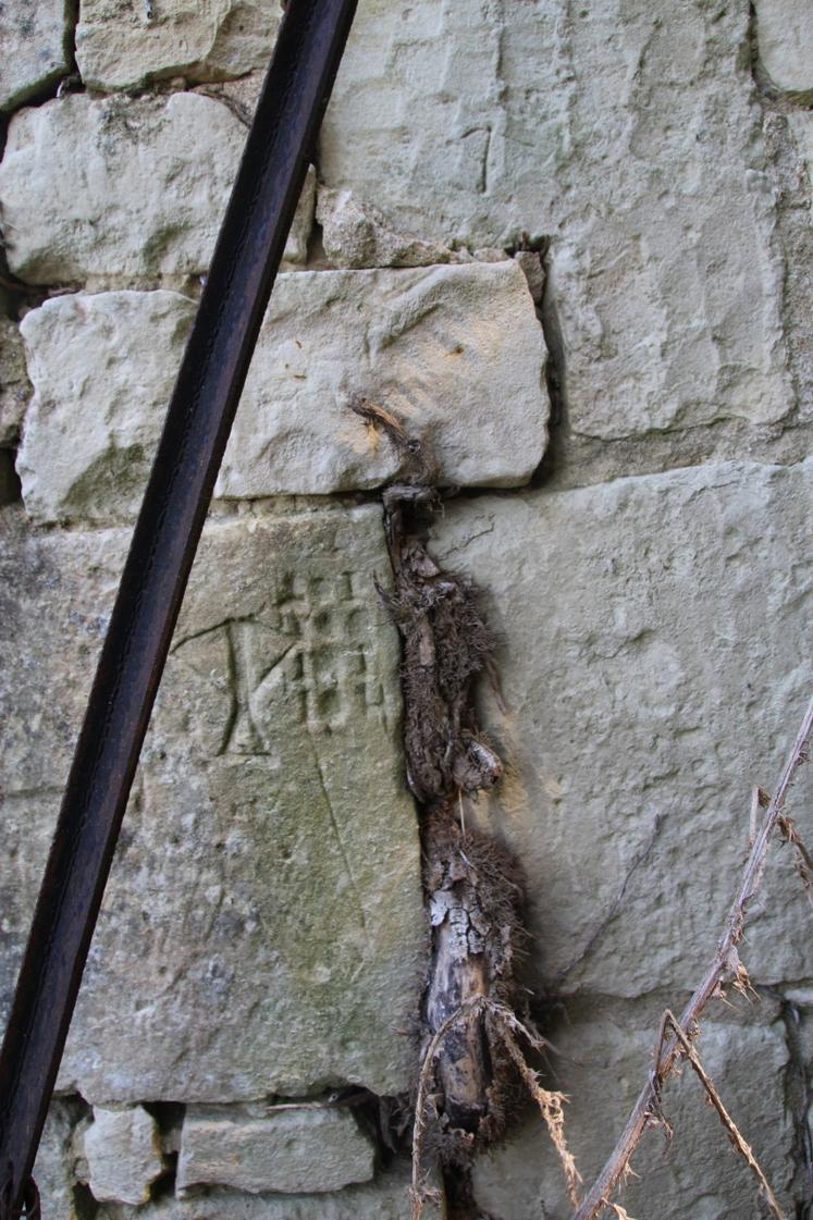 Le château de Montfaucon comporte de nombreux "graffitis historiques", ici sur le mur du pigeonnier.